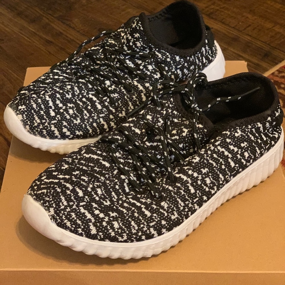 Tennis shoes